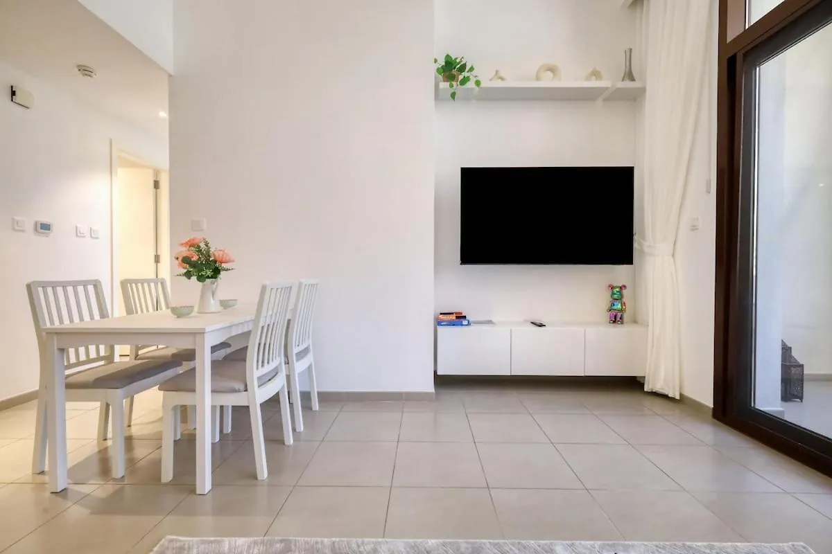 Stylish 2Br Retreat In Town Square Apartment Dubai